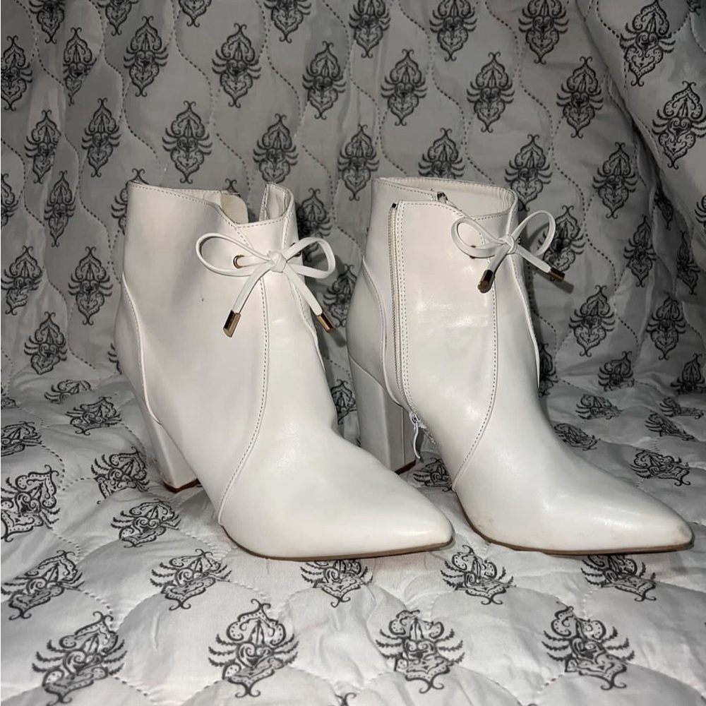 size- roughly 8 1/2
white heels
